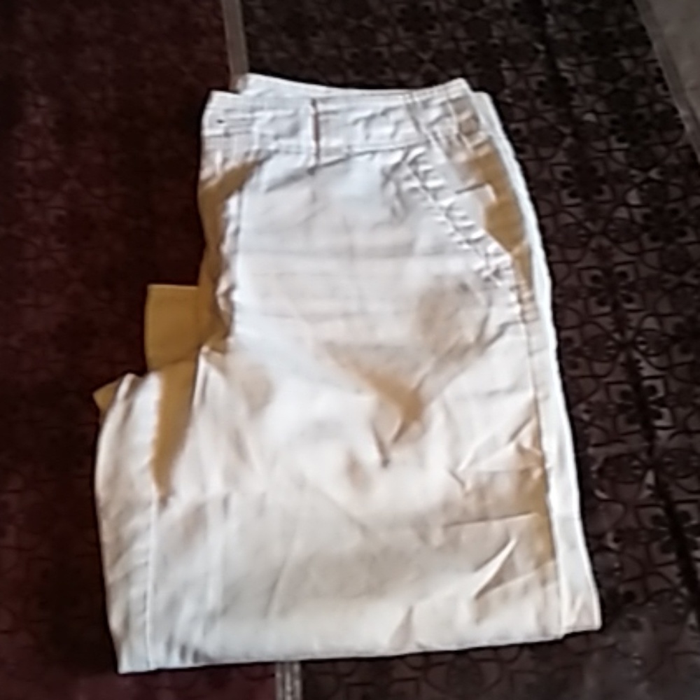 Jump into these winter white designer capris by Dockers 🥰🤪
